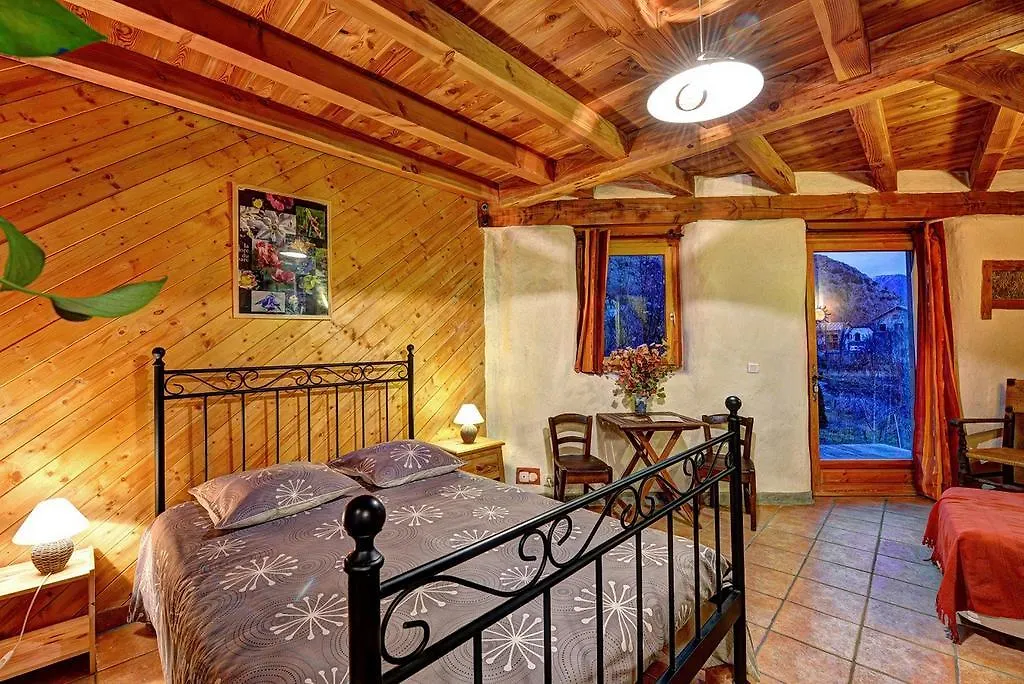 Villa Brin de Paille à Saint-Martin-de-Queyrières Hébergement de vacances